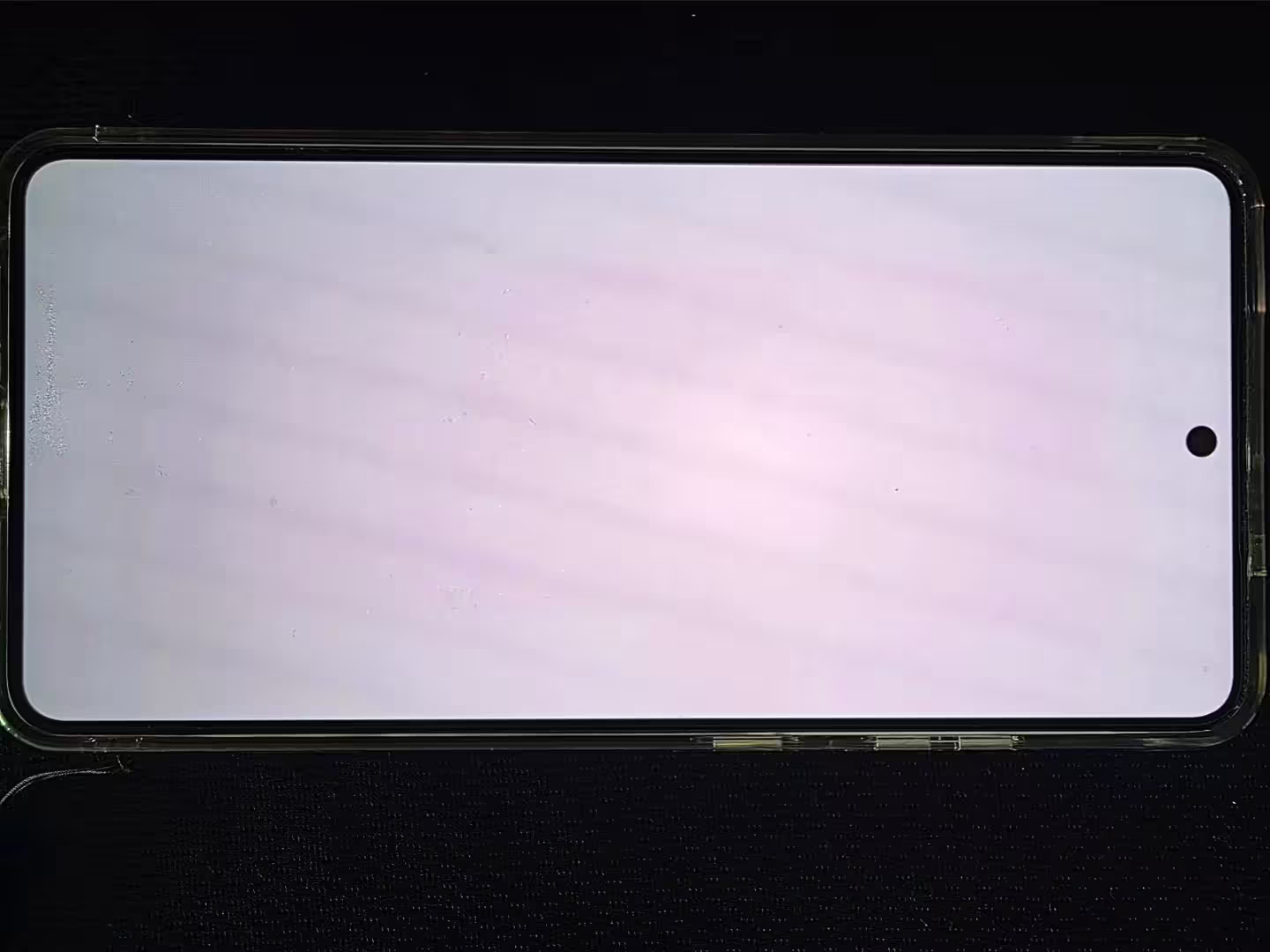 Celular com manhca  avermelhada na tela